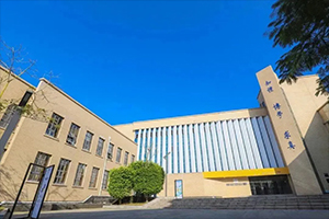 北京師范大學(xué)珠海分校附屬外國(guó)語(yǔ)學(xué)校國(guó)際部校門(mén)口